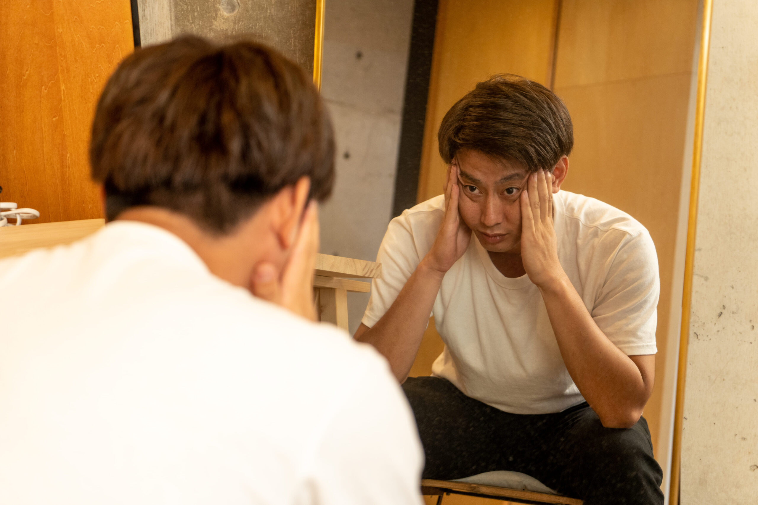 頭を抱える